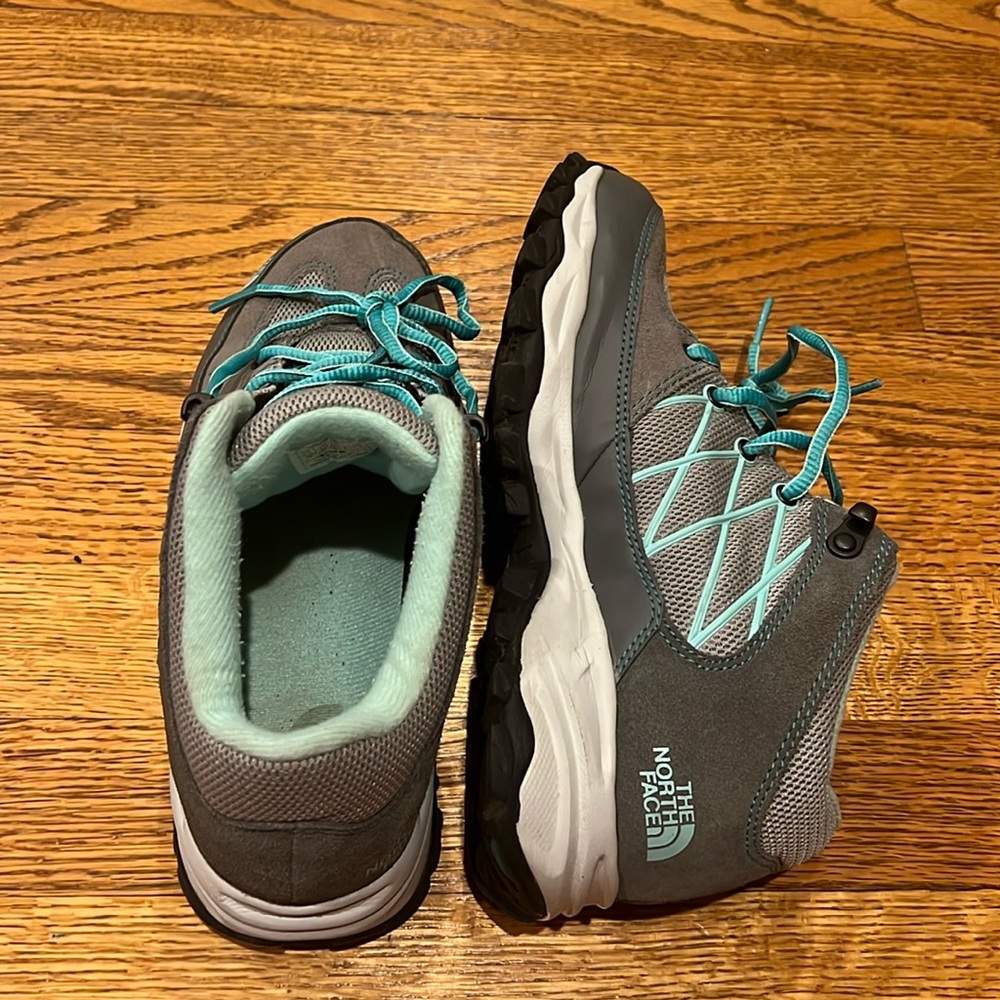 EUC North Face hiking shoes sz 5 girls teal and grey